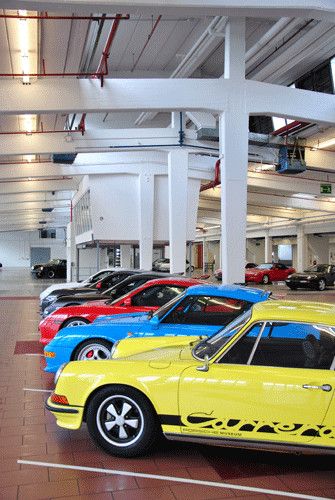 Die Fahrzeuge stehen in den neuen Räumlichkeiten keineswegs „querbeet“, sondern thematisch zusammengefasst wie hier die RS-Riege. (Foto: Dominsky)