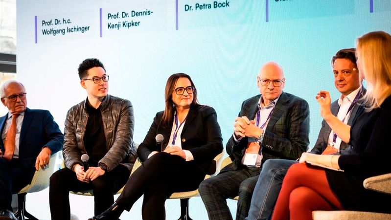 Bereits im vergangenen Jahr waren bekannte Speaker vertreten. CPT bietet neben dem Bühnenprogramm auch eine Plattform für Austausch und Networking. (Bild:  © FTAPI)