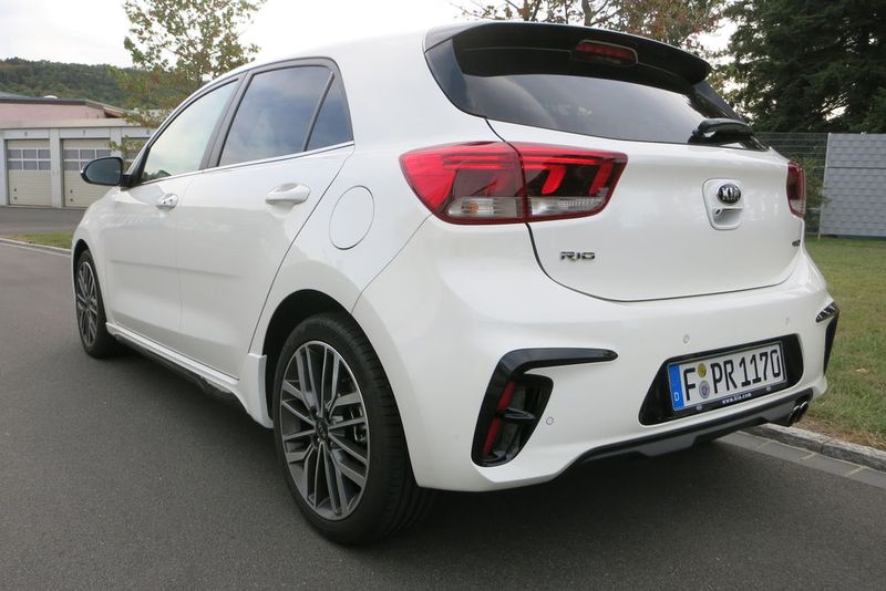 Dank des kurzen Hecks wirkt der Wagen knackig proportioniert. (Bild: Schreiner/»kfz-betrieb«)