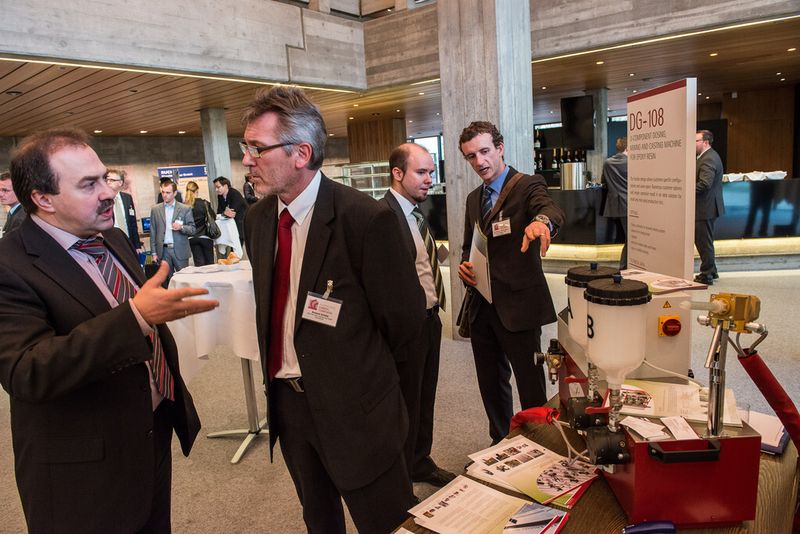 Polytec EMC Engineering, Marchtrenk (Österreicht) konstruiert und baut Mehrkomponenten-Dosier- Misch- und Gießanlagen zur Verarbeitung reaktiver Kunststoffe. Auf der Fachtagung lag der Schwerpunkt des Ausstellers auf Misch- und Dosiergeräte für Epoxidharze. (Bild: Mack)