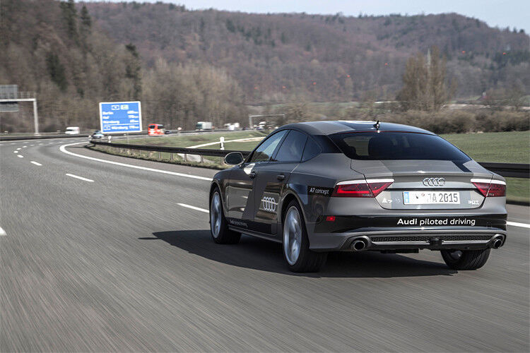 Audi will eine Ausbaustufe des vorgestellten Systems im neuen A8 als Staupiloten in Serie bringen. Das Flaggschiff der Marke kommt im Jahr 2017 auf den Markt. Der Staupilot fährt an, bremst und lenkt dann bis zu einer Geschwindigkeit von 60 km/h im Staufolgemodus. Die vorgestellten Funktionen des Versuchsfahrzeugs gehen weit darüber hinaus. Hier ist mit einer Serienanwendung frühestens ab dem Jahr 2020 zu rechnen, vorrangig wegen offener rechtlicher Fragen. (Bernhard Huber)