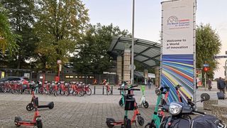 Vor dem Kongress wartet ein Angebot an Mikromobilen auf die Besucher für die Weiterfahrt.  (Svenja Gelowicz)