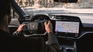Das Yoke-Lenkrad im Lexus sorgt nicht nur für eine angenehme Lenkung, sondern auch für eine bessere Sicht (Bild: Lexus)