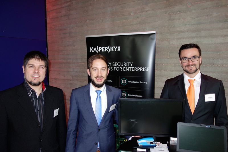 (v. l.) Mike Ritter und Tobias Neugebauer, Kaspersky Labs, mit Simon Dreyer, acmeo. (Bild: IT-BUSINESS)