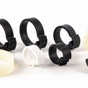 Mit ihrem extra flachen Verschluss sind die Ezyclik-Schlauchschellen von Bormann & Neupert noch stärker für den Einsatz in schwer erreichbaren Bauräumen ausgelegt. (Bild:  Bormann & Neupert)