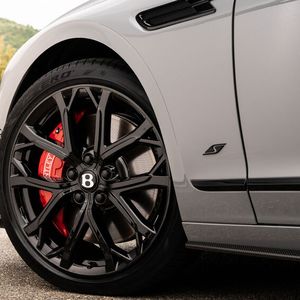 Das System „Bentley Dynamic Ride“ hilft, die Karosserie bei dynamischen Kurvenfahrten stabil zu halten.(Bild:  Autoren-Union Mobilität / Bentley)