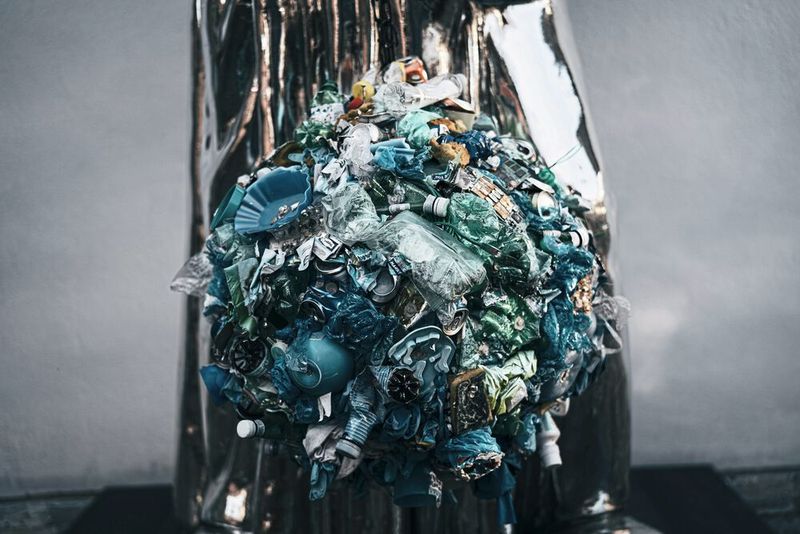 Kunststoff Im Jahr 2021 sind in Deutschland insgesamt 5,67 Mio. Tonnen Kunststoffabfälle angefallen. Hinzu kommen 0,64 Mio. Tonnen ⁠Nebenprodukte⁠ aus den Produktions- und Verarbeitungsprozessen. Davon wurden 35 Prozent werkstofflich recycelt, 64,4 Prozent energetisch verwertet und 0,4 Prozent chemisch genutzt. Ziel ist es, mehr Kunststoffabfälle werkstofflich zu verwerten und Primärkunststoffe durch recycelte Kunststoffe zu ersetzen. Bis 2030 soll in der EU die Hälfte aller Kunststoffabfälle recycelt werden, und bis 2025 sollen 10 Millionen Tonnen Rezyklate in Neuprodukten verwendet werden.  Lesetipp: Dem Zerfall des Plastiks auf der Spur (Bild: frei lizenziert)