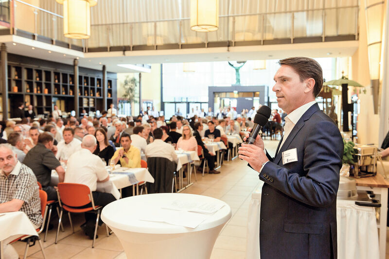 Dirk Henniges, Geschäftsführer der Compass Gruppe, begrüßt die Gäste auf der Abendveranstaltung der Compass Business Convention 2015. (Bild: BLEND3 Frank Graetz)