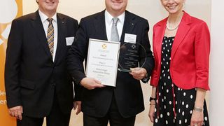 Frau Christiane Kersting, Geschäftsführerin des Deutschen Instituts für Ideen- und Innovationsmanagement und Werner Schmidt, Präsident des Zentrums Ideenmanagement, überreichen den zweiten Preis „Bestes Ideenmanagement“ an Dr. Christian Hinsel (Bildmitte), Leiter Hirschvogel Produktionssystem & Strategisches Management. (Foto: Hirschvogel)