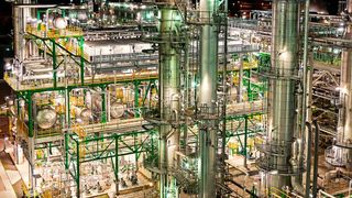 Wenn kein russisches Öl mehr importiert werden darf, könnte Öl aus anderen Quellen per Schiff in Rostock angelandet und per Pipeline in die PCK-Raffinerie gebracht werden. (Bild: PCK)