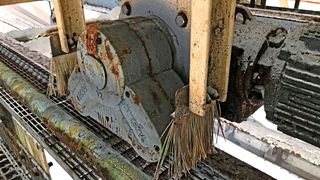 Der kompakte Antrieb ist direkt am SEW-Motor befestigt. (Bild: K + S)