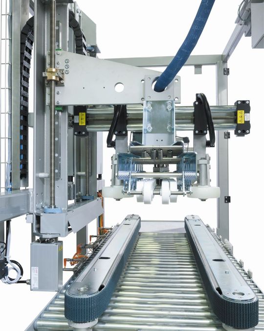 Fördersysteme aus BLOCAN-Profilen binden auch vorgeschaltete Prozessschritte reibungslos an.(Bild:  RK Rose+Krieger)