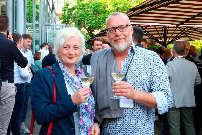 Cheers! Ana Lipcheva und Henning Hanke (beide Proofpoint) (Bild: TIM AG)