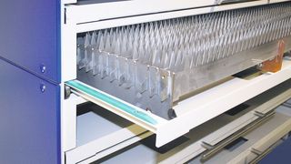 Im Regalwechselturm RCS werden die segmentierten Auflagestege aufbewahrt und per Gabelstapler oder Hubwagen direkt an die Flachbett-Laserschneidmaschine gebracht. Bild: KKI (Archiv: Vogel Business Media)