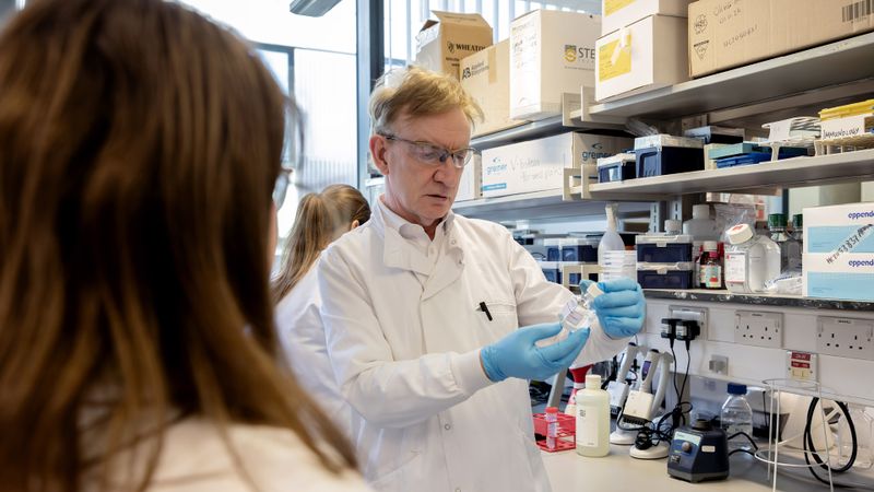 Malaria verursacht jährlich über 600 000 Todesfälle, darunter hauptsächlich jüngere Kinder. Obwohl selbst ein ganzes Jahrhundert Forschung nur begrenzte Ergebnisse lieferte, setzte es sich ein entschlossener Sir Adrian V.S. Hill zum Ziel, den Durchbruch zu schaffen. Er leitete die Entwicklung von R21/Matrix-M, einem Impfstoff, der einen deutlich besseren Schutz als bisherige Mittel bietet. (Bild: EPO)