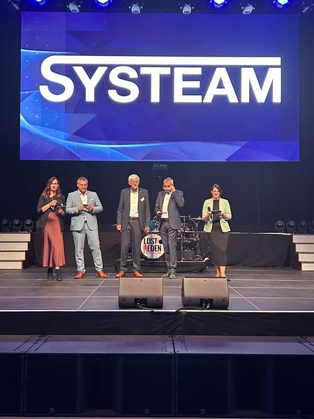 Die Geschäftsleitung feiert gemeinsam mit Ausstellern und Partnern den 40. Geburtstag. (Bild: Vogel IT-Medien)