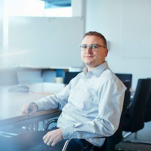 Steve Schoner, Strategic Product Marketing Manager für Industrielösungen bei Genua: „Statt proprietäre Protokolle über Netzgrenzen hinweg umzuwandeln und sich damit beschäftigen zu müssen, wie Daten in Netzwerken oder Anwendungsschichten ausgetauscht werden, kann mit OPC UA ein einziges Protokoll verwendet werden, vom Sensor bis in die Cloud.“