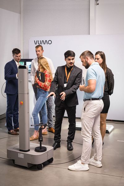 Das polnische Unternehmen Vumo präsentierte einen selbstfahrenden Roboter, der ein Auto umkreisen kann und dabei die Fotos für die Verkaufsanzeige schießt. Die integrierte Bildbearbeitungssoftware stellt das Fahrzeug direkt frei. (Bild: Stefan Bausewein)