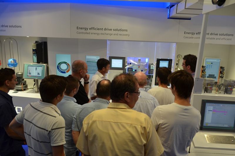 Im mobilen Energiekompetenzzentrum werden die einzelnen Produkte von Fachleuten erklärt, wie hier die rückspeisefähigen Umrichter der Produktfamilie Sinamics G und S. (Bild: Siemens)