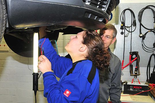 Juliane Zehnder, Auszubildende beim Mercedes Autohaus AMT in Bad Mergenteim, auf der Suche nach einem Fehler im Startsystem Fahrzeugs. (Archiv: Vogel Business Media)