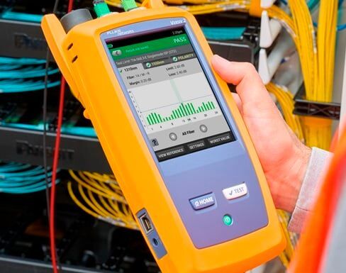 Der CertiFiber Max von Fluke Networks bietet für die Zertifizierung benötigt einen detaillierten Nachweis, der auf anerkannten Standards und Testprozessen basiert. Das Gerät verknüpf den Nachweis mit einem Prüfbild und dem Ergebnis der Prüfung des Datendurchsatzes. So übersteht die Prüfung die Übergabe und spätere Nachfragen. (Bild: Fluke)