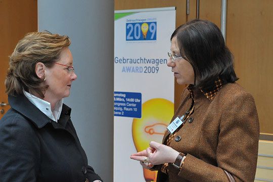 Dr. Gunhild Kleffner (li., Autohaus Frye, Celle), die Kfz-Unternehmerin des Jahres, und Prof. Anita Friedel-Beitz (Automotive Public Relations, Hofheim). (Archiv: Vogel Business Media)