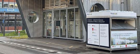 The fuel cell to the right of the move demonstrator on the Empa campus in Dübendorf not only supplies electricity, but also provides medium temperatures of around 35 °C to the district heating network in the NEST innovation building.(Source:  Empa / Hälg Group)