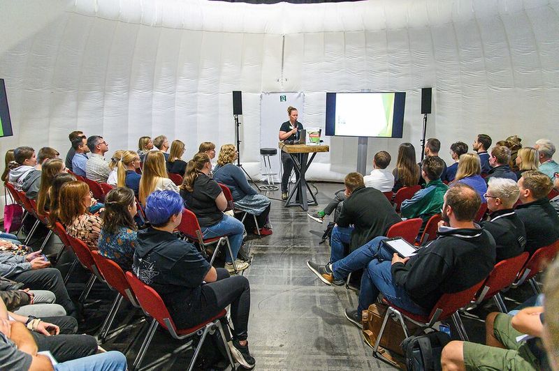 Drinnen teilten die Fachleute und Applikationsspezialisten aus den Reihen der Aussteller ihr Wissen: Von Pipettiertipps über Grundlagen der Gefriertrockung bis hin zum Mikrowellenaufschluss für die Probenvorbereitung war für jeden Geschmack etwas dabei. Hier klärt gerade Sandy Peischl von „Labor-Pilz Labor- und Industriebedarf“ zum Thema „Sicheres Arbeiten im Labor“ auf.    Mehr Infos zu den kommenden LAB-SUPPLY-Messen finden Sie auf www.lab-supply.info (Bild: Stefan Stark)