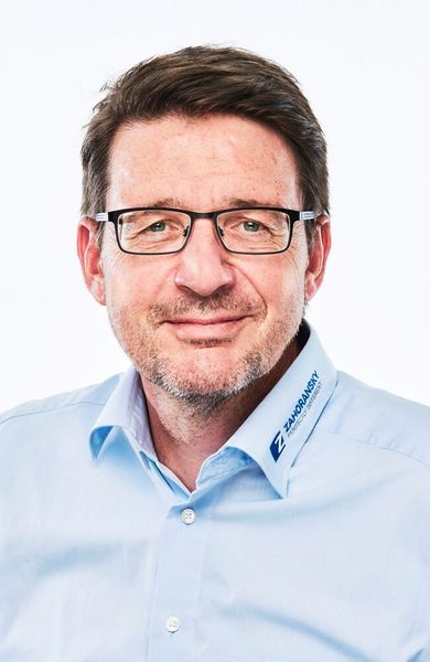 Robert Dous ist seit Januar 2022 Chief Sales Officer Zahoransky Group und Managing Director Zahoransky Automation & Molds. Das Unternehmen hat sich in Vertrieb und Marketing neu aufgestellt und die bislang unabhängig agierenden Vertriebseinheiten Maschinenbau Oral Care/Broom & Brush und Automation & Molds/Medizintechnik zusammengelegt. Dous unterstehen nun die globalen Vertriebs-/Marketing- & Serviceaktivitäten aller Produkte und Standorte von Zahoransky. Darüber hinaus verantwortet er die Steuerung der Niederlassungen in Mexico, Brasilien, Indien, Japan, China und den USA. (Zahoransky)