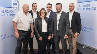 Die Referenten der gemeinsamen Innungsversammlung in Köln: (v. l.) Hans-Jürgen Faul und Stefan Bäckmann (Kfz-Innung Köln), Claudia Kefferpütz (ZDK), Oliver Nienhaus (Karosseriebauer-Innung Köln), Holger Parsch (Kfz-Innung Köln) und Martin Endlein (DAT). (Bild: Kfz-Innung Köln)