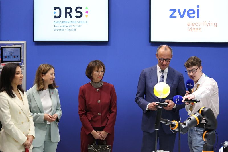 Friedrich Merz diskutierte mit Schülerinnen und Schülern der David-Roentgen-Schule am Stand des ZVEI. Den ZVEI und die David-Roentgen-Schule verbindet eine langjährige Partnerschaft: Bereits seit 2013 engagiert sich der ZVEI für die Nachwuchsförderung im Projekt Industrie4.0@School. Die Produktionsweisen der Industrie 4.0 werden interdisziplinär in die Lehrpläne der Schule integriert. (Bild: ZVEI)