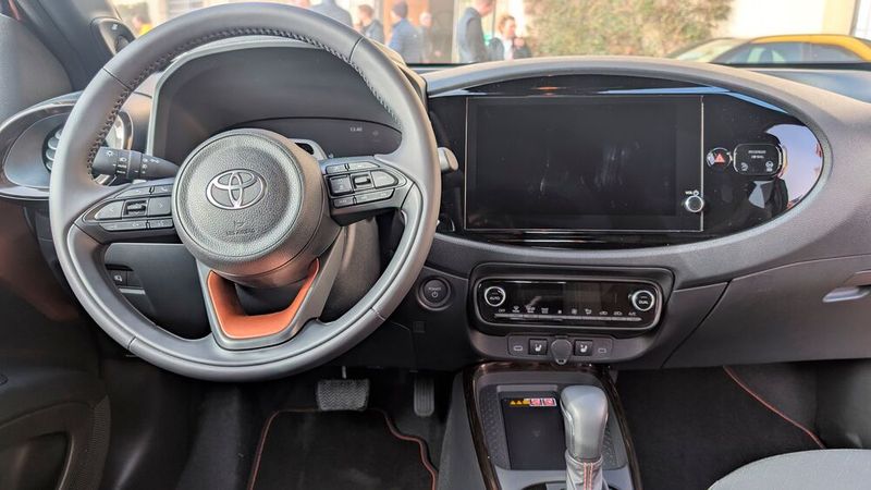 Im Cockpit des Aygo X Hybrid dominiert Hartplastik. Für ein Fahrzeug in diesem Segment ist das üblich. Gleichwohl merkt man, dass die Oberflächengestaltung wohl überlegt ist. Sie verleiht dem Kleinstwagen einen frischen Charakter. Lobenswert ist auch, dass der Hersteller auf recycelte Materialien setzt, und dass das Cockpit fahrerorientiert ist. (Bild: Mauritz – VCG)