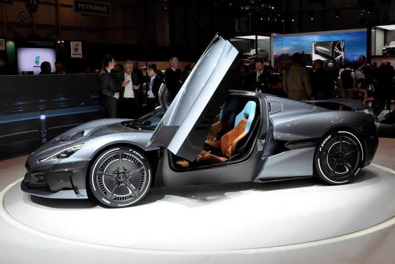 Der kroatische Zulieferer Rimac sorgt beim Elektro-Supersportler „C Two“ mit irren Leistungsdaten für Aufmerksamkeit: 1.914 PS, V-max 412 km/h und 11,8 Sekunden für den Sprint aus dem Stand auf Tempo 300. Rimac plant angeblich eine Kleinserie von 150 Fahrzeugen. (Wehner/»kfz-betrieb«)