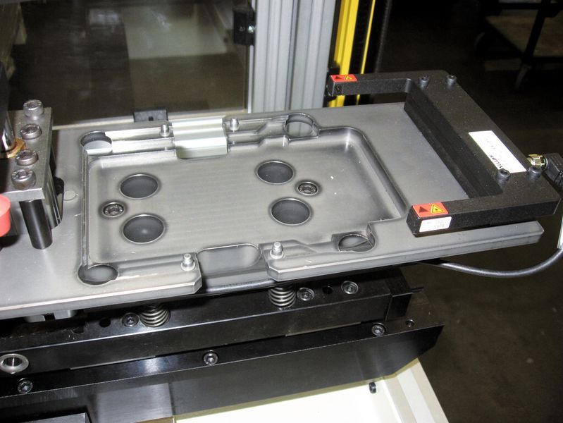 Werkstückaufnahme für den unteren Gehäuseteil der Elektronikbox: Der rechts installierte Sensor kontrolliert und quittiert das korrekte Einlegen/Vorhandensein des Aluteils. (Bild: Tox Pressotechnik)