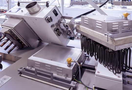 Mithilfe von Gas- (links) und Elektrokassetten (rechts) können KHS-Kunden die Energiequelle ihres Schrumpftunnels wechseln. Auch bestehe die Möglichkeit, die Anlage zwischen zwei Gasarten umzuschalten oder ganz auf Elektrizität umzurüsten.(Bild:  KHS)