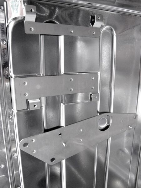 ...Sauber und exakt ist das Fügebild der Clinchpunkte – ein wichtiges Qualitätskriterium für den Schweizer Haushaltswaren-Premiumhersteller V-Zug. Jetzt kann der nächste Fertigungsschritt  folgen. (TOX Pressotechnik)