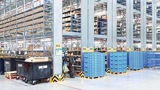 Die drei Lagerebenen der Fachboden-Regalanlage von Bito-Lagertechnik nutzt DeLaval Services zur Kleinteilelagerung und als Kommissionierbereich. (Bito-Lagertechnik)