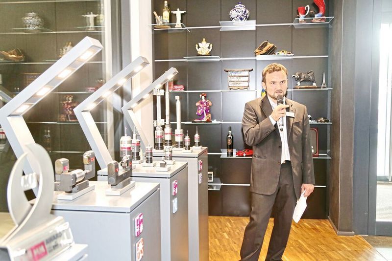 Internationalität und Innovationen: Im neu gebauten Kundencenter präsentiert Blum-Novotest  neben den Gastgeschenken der internationalen Gäste verschiedene Preise, Awards und Innovationen. (Anne Richter, SMM)