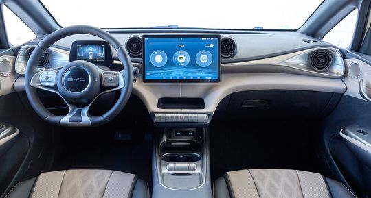 Das neue Modell bietet ein modern eingerichtetes Cockpit – zum Vergrößern bitte klicken.(Bild:  BYD)