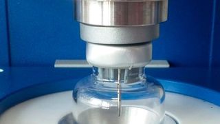 Das Kuntstoff-Zentrum Leipzig (KUZ) bietet an, den Feuchtigkeitsgehalt von Kunststoffe aller Art zu messen. Denn diese, wie es heißt, beeinflusst auch die spätere Bauteilqualität. Die Messungen der Feuchte erfolgten im KUZ nach dem Verfahren der Karl-Fischer-Titration (KFT) mit einem „Aqua 40.00“-System von Elektrochemie Halle GmbH (ECH). (KUZ)