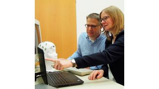 Andreas Widmann und Nicole Wetzel haben eine neue Methode entwickelt, um die Pupillenweite eines Probanden und dessen Hirnströme kombiniert auszuwerten. Die Pupillenweite messen sie mittels Eye-Tracking und die Hirnströme werden durch eine EEG-Haube aufgezeichnet. (LIN Magdeburg)
