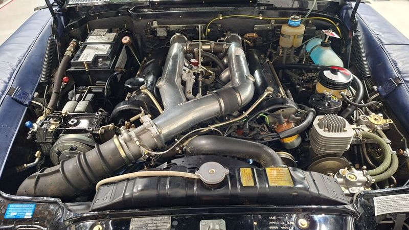 Ein grandioses Stück deutsche Ingenieursleistung: der M100 genannte Motor eines Mercedes-Benz 600. Man beachte die bereits in den 60er Jahren verbaute Klimaanlage sowie den Luftpresser für das serienmäßge Luftfahrwerk. (Bild: Dominsky – VCG)