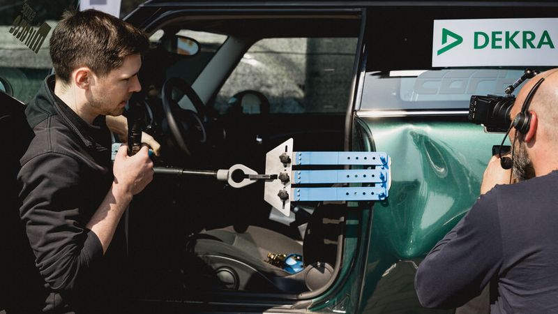 Ein verdellter Mini stand auf der Hebebühne am Stand von Carbon, Anbieter von Rückverformungswerkzeugen. In von Dekra kalkulierten fünf Stunden wurde die Delle entfernt und der Mini lackierfähig gemacht. Motto: Instandsetzen statt Erneuern, kurz I statt E. (Bild: Stefan Bausewein)