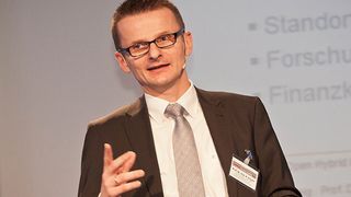 Prof. Dr. Klaus Dröder vom Institut für Werkzeugmaschinen und Fertigungstechnik an der Technischen Universität Braunschweig referierte auf dem Leichtbau-Gipfel 2013 in Würzburg zu „Prozessketten für Hybride Leichtbaustrukturen“. (Foto: Stefan Bausewein)