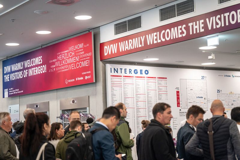 In fünf Messehallen präsentierten die Aussteller ihre Produkte und Leistungen zu Themen wie Smart City, BIM (Building Information Modeling), Digital Twins, 3D-Kataster, Erdbeobachtung oder Maritime Solutions (©Nico Herzog / HINTE Expo & Conference GmbH)