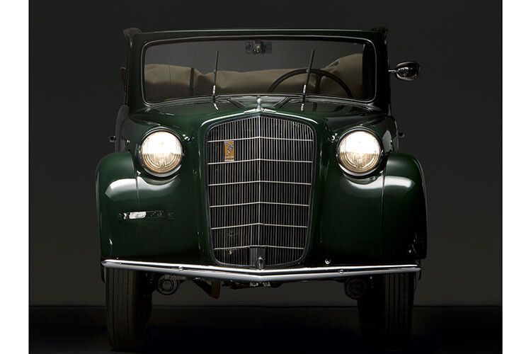 Bis 1938 hatte der Olympia noch mittig angeschlagene Motorhaubenhälften. (Foto: Opel)