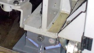 Bild 1: Mit einem dämpfenden Maschinenlagerungssystem wird das dynamische Verhalten der Werkzeugmaschine positiv beeinflusst. (Bild: Isoloc)