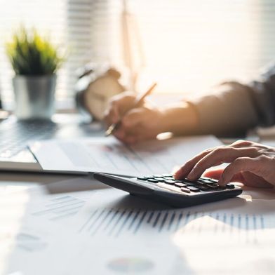 Bei Retrofits kann es um standardisierte Umbauten gehen oder hochindividualisierte Kundenanfragen – in beiden Fällen bietet sich eine unterschiedliche Pricing-Strategie an. (Bild: © Pormezz - stock.adobe.com)