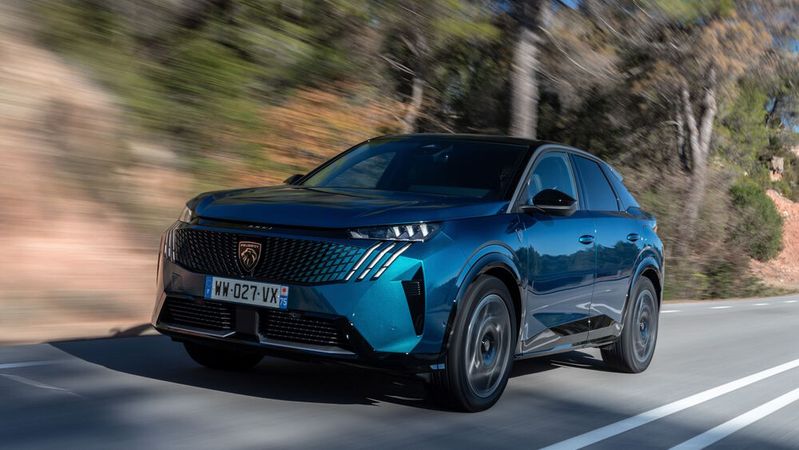 Neben anderen Konzernmodellen hat der Peugeot 3008 gerade einen Pflicht-Werkstatttermin.(Bild:  Peugeot)