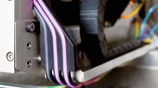 Alles an seinem Platz: Die Kabelführungen können schnell und einfach angepasst werden und gehen dank Additiver Fertigung direkt vom Rapid Prototyping als Endbauteil in die Fertigung. (Bild: Labman)